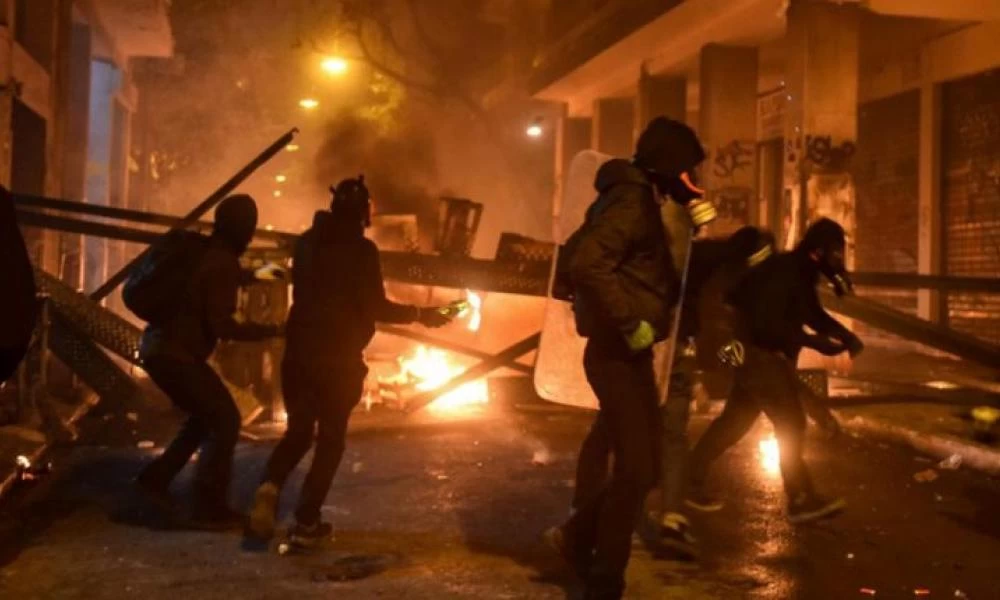 Καταδρομική με μολότοφ σε διμοιρία των ΜΑΤ στα Εξάρχεια!